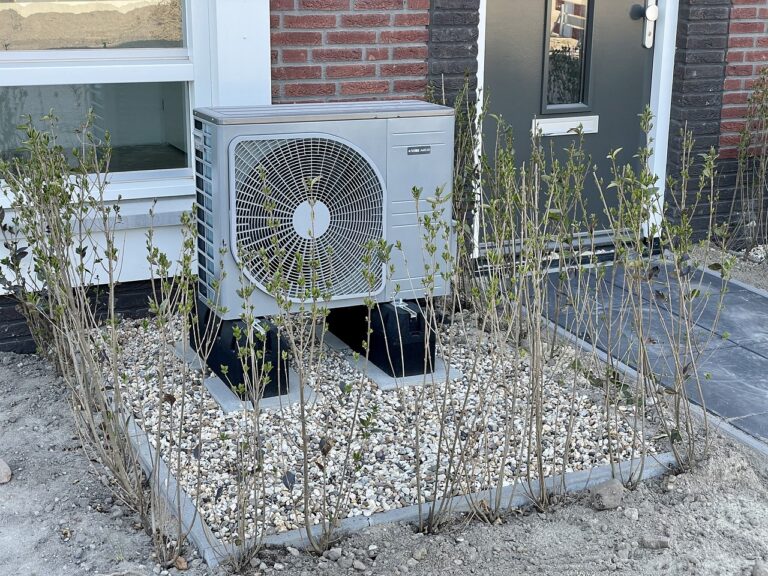 Warmtepomp voor het huis geplaatst.