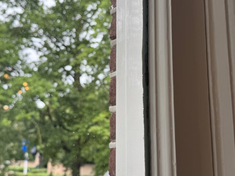 Close up afbeelding van enkel glas in een monumentaal pand